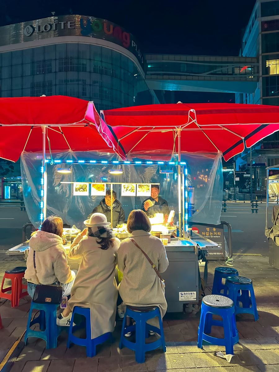 Đến du lịch Hàn Quốc vào mùa đông, bạn chắc chắn không nên bỏ qua trải nghiệm "nhậu nhẹt" tại các quán ăn bình dân và uống rượu Sochu như thế này nhé!