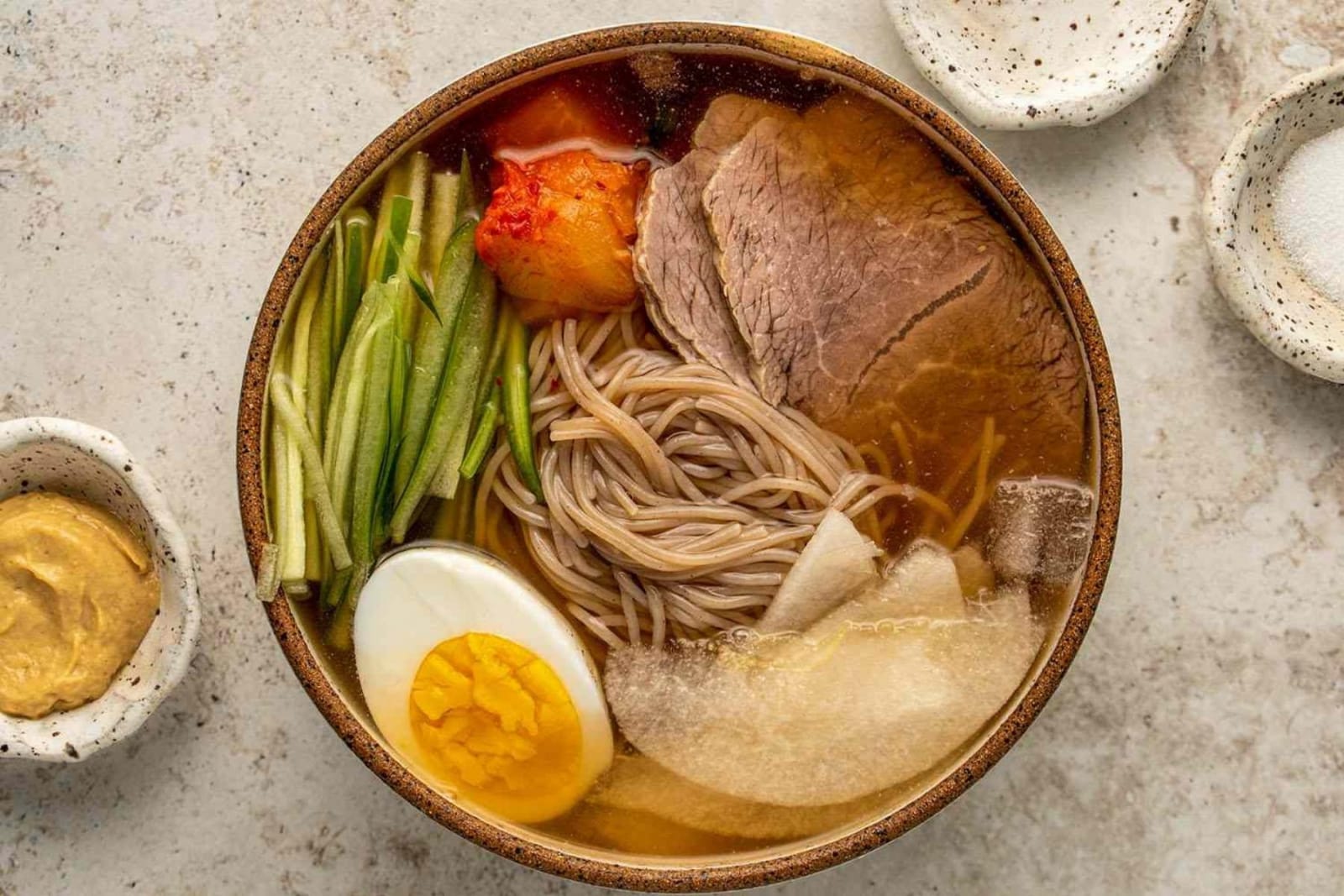 Bạn có thể dễ dàng tìm thấy nhà hàng bán món mì lạnh ở bất cứ đâu trên đất nước Hàn Quốc