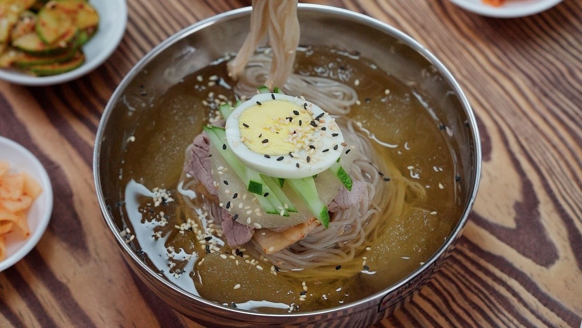 Món mì lạnh Naengmyeon được người Hàn Quốc thường xuyên ăn vào mùa hè