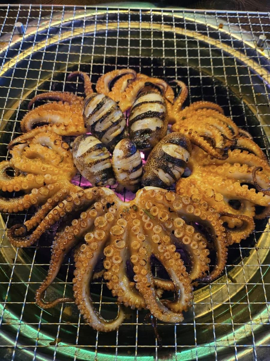Món bạch tuộc nhỏ Hàn Quốc nướng trên than hồng