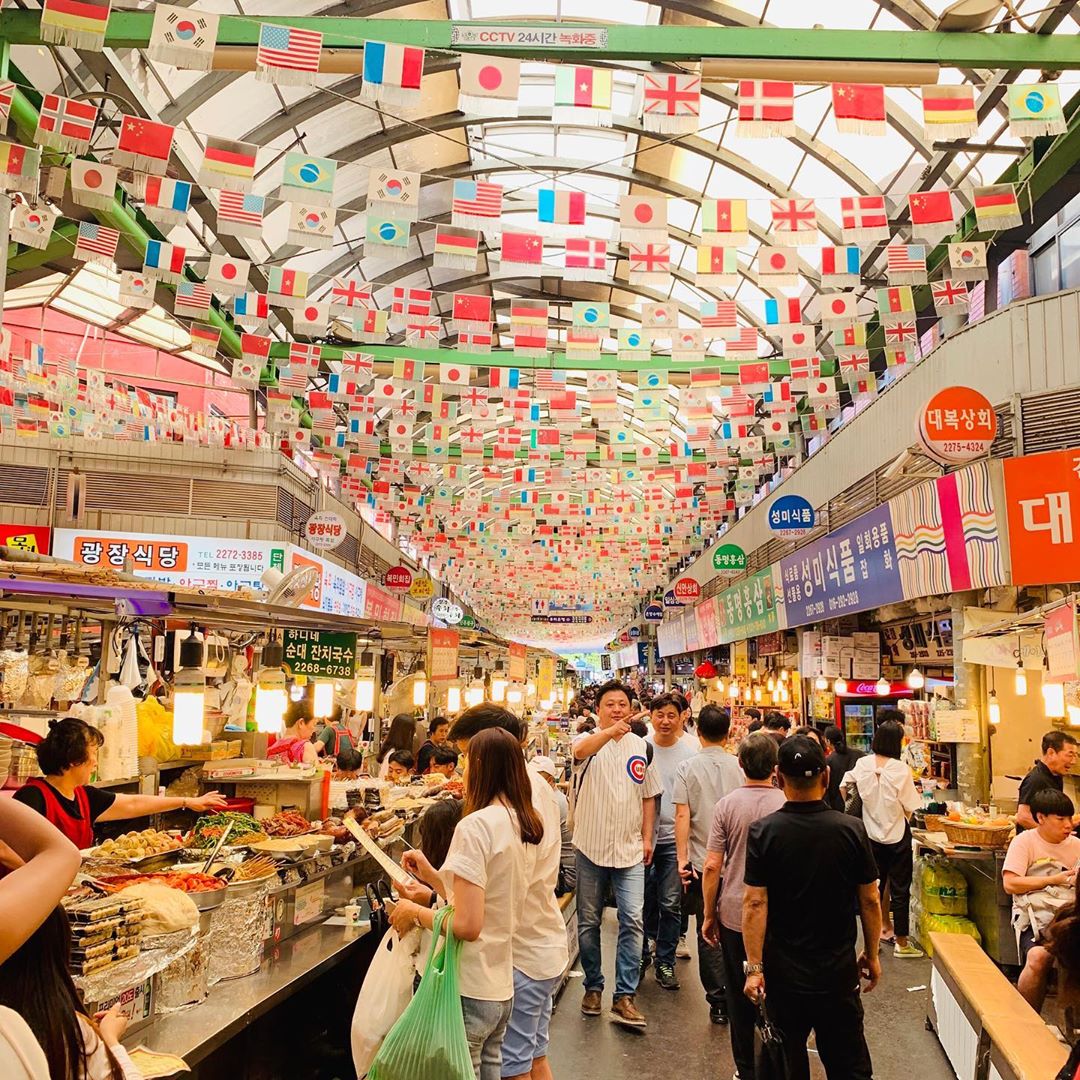 Khi đi chợ ở Hàn Quốc, bạn cần phải trả giá thì mới có thể mua được đồ với giá tốt nhé!