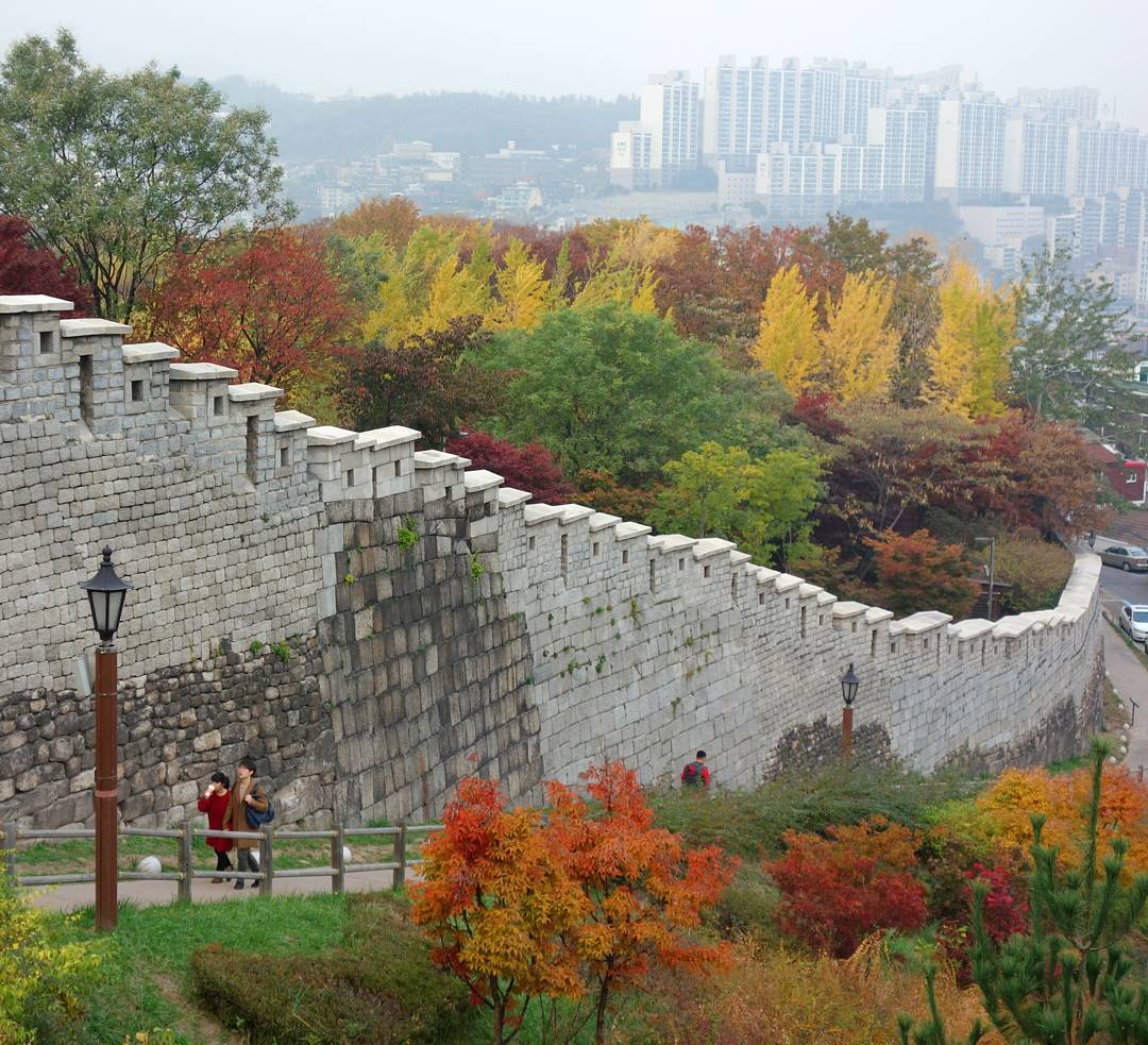 Seoul City Wall mùa lá vàng lá đỏ