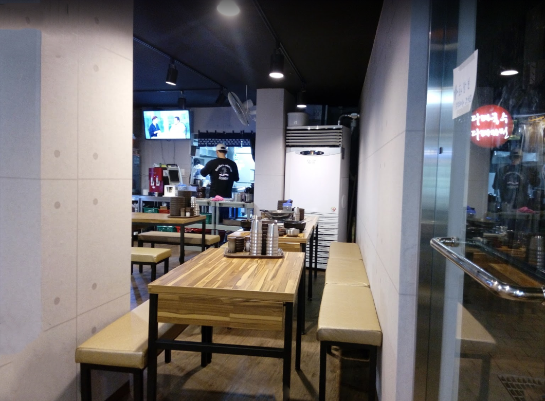 Không gian quán ăn bình dân Cheolyeon 