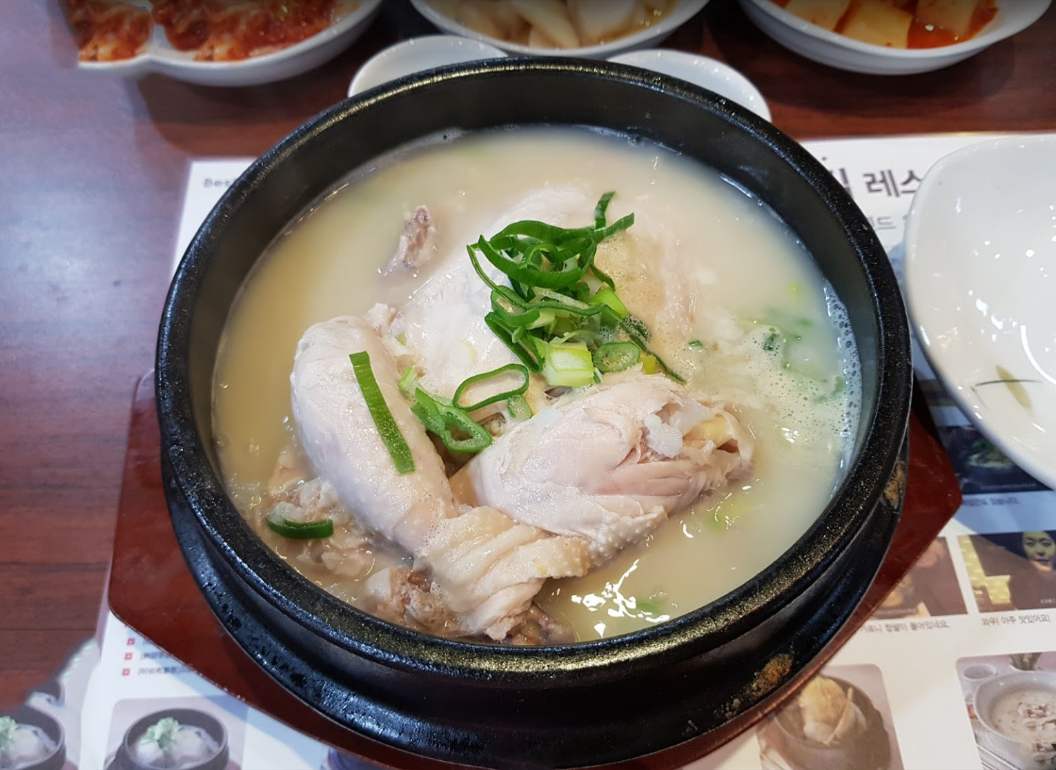 Món gà hầm sâm ở nhà hàng Hwanghu Myeongga Samgyetang