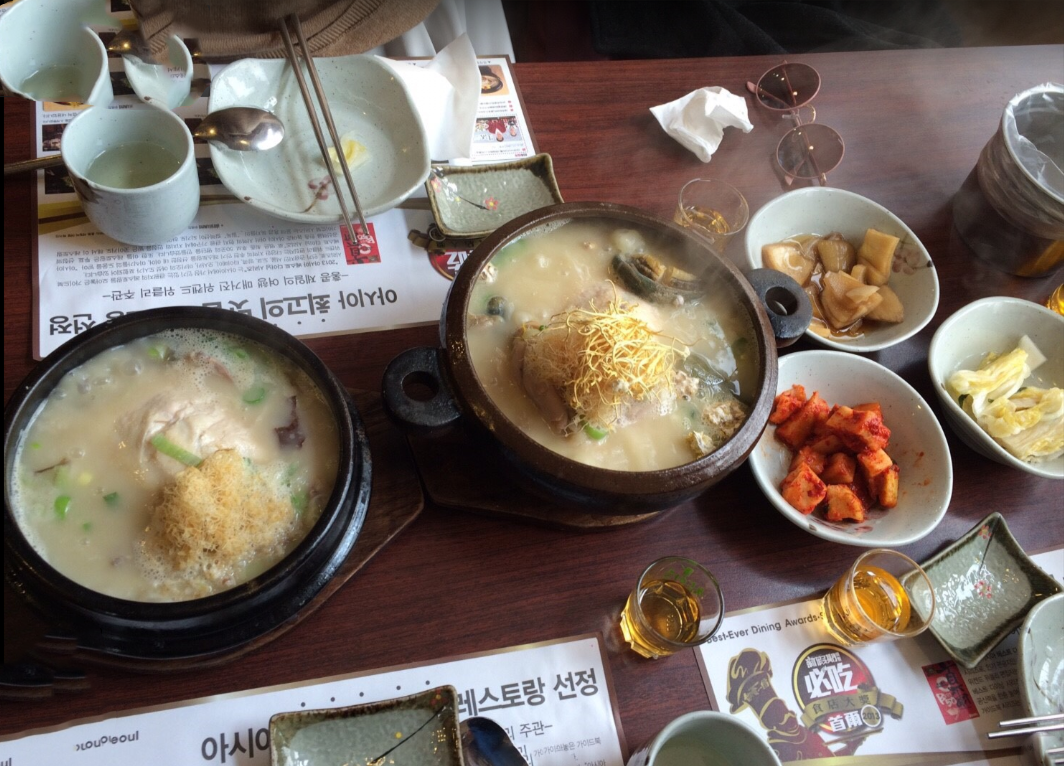 Một phần ăn đầy đủ ở nhà hàng Hwanghu Myeongga Samgyetang