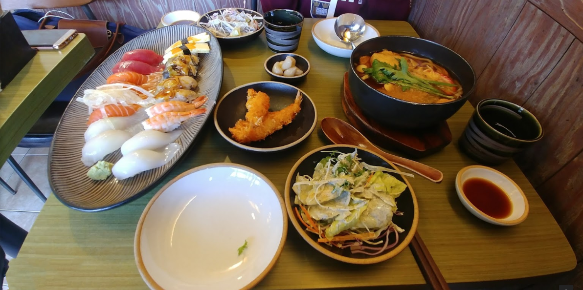 Đồ ăn hấp dẫn ở nhà hàng Park Gwanggil Sushi Cafe