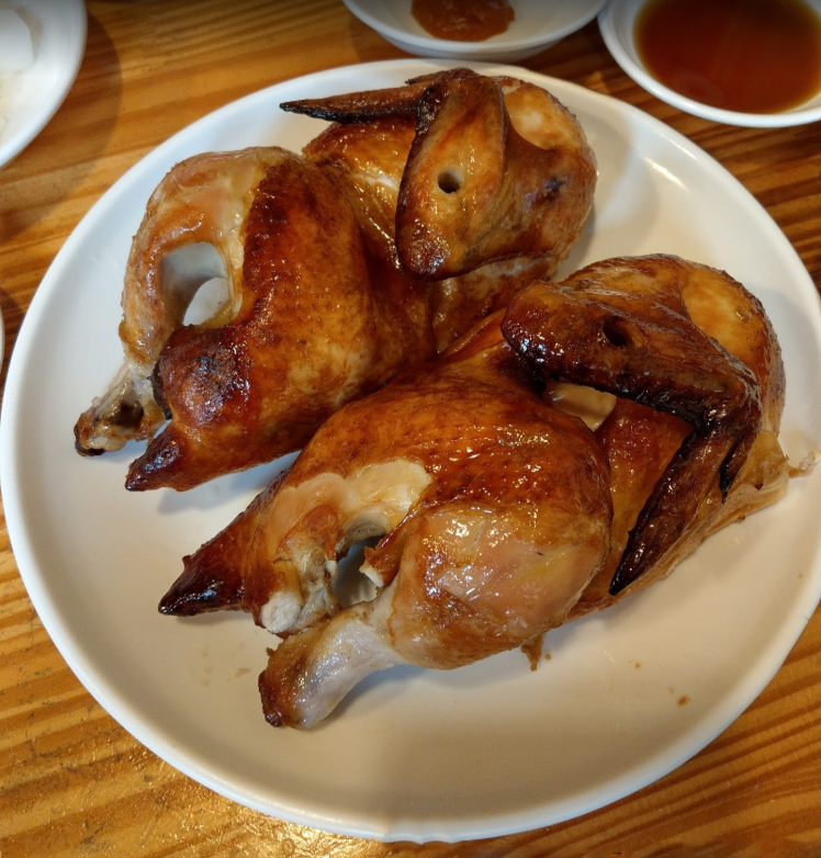 Món gà quay cũng nổi tiếng không kém ở nhà hàng Tosokchon Samgyetang