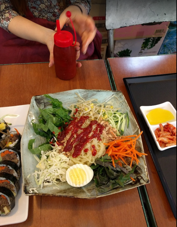 Món mì trộn thập cẩm ở nhà hàng Yeosu Hangul