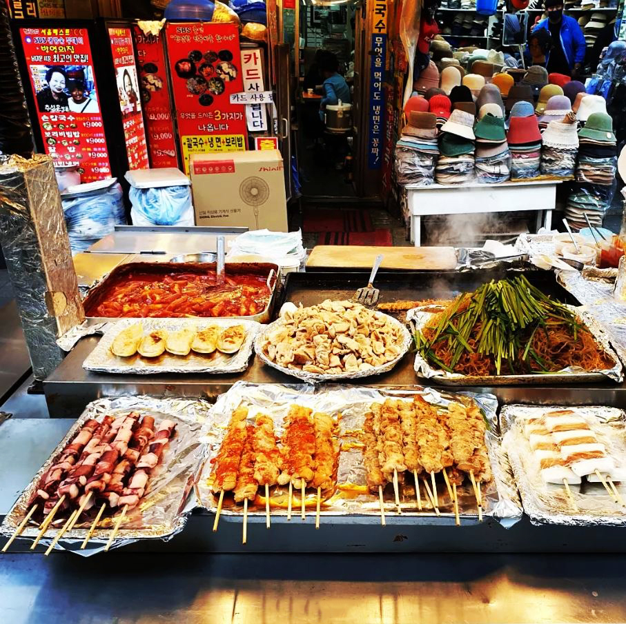Chợ Myeongdong là điểm dạo phố và ăn vặt lý tưởng ở Seoul
