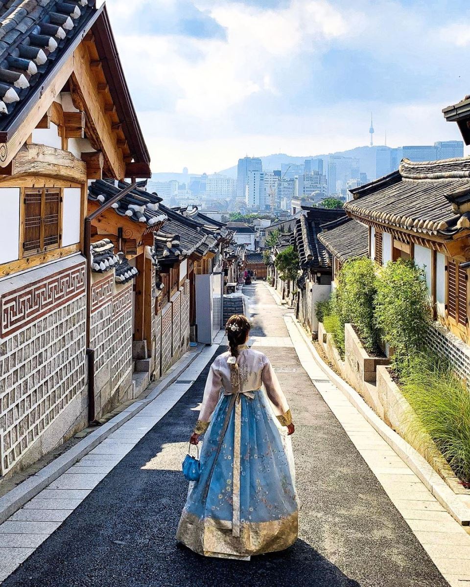 Tháng 5 là thời điểm thích hợp để bạn mặc Hanbok và chụp ảnh ở các điểm du lịch nổi tiếng trong thành phố Seoul