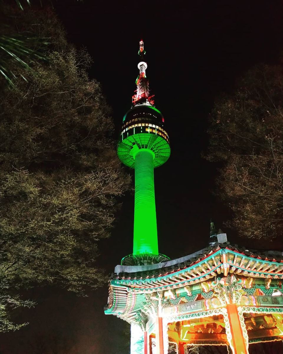 Thời tiết vào buổi tối trong tháng 6 ở Seoul rất đẹp nên bạn có thể tranh thủ đi ngắm tháp Namsan