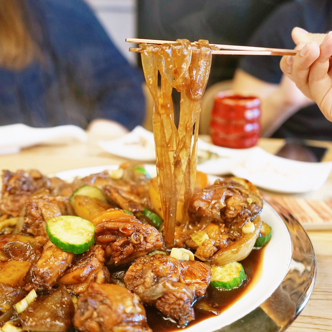 Các món ăn chính của Hàn Quốc có giá dao động từ 10 - 15.000 won