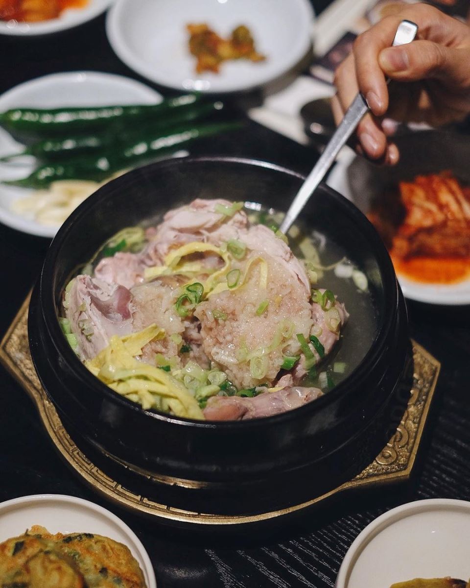 Món gà hầm sâm truyền thống Hàn Quốc Samgyetang