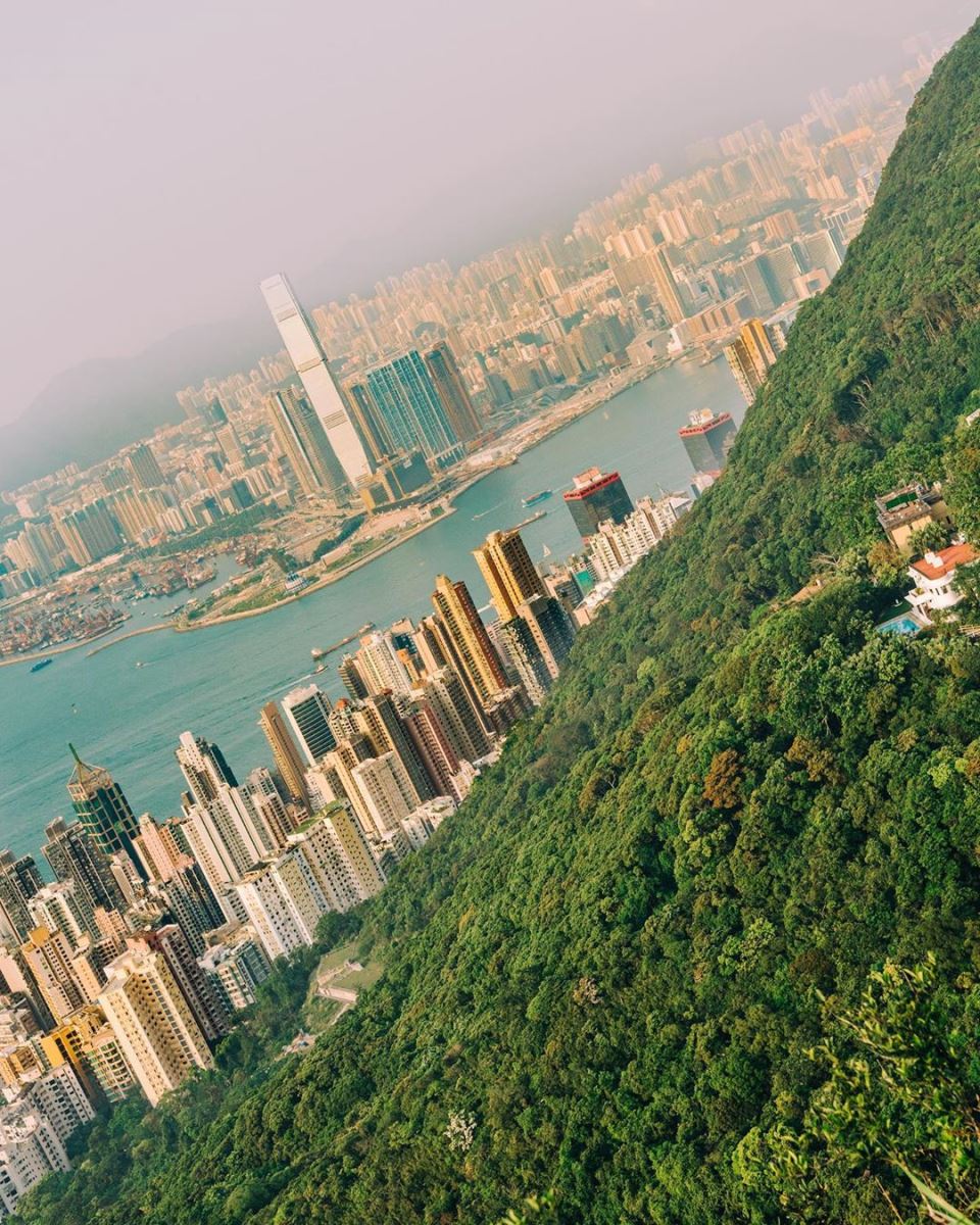 Thời tiết mùa xuân Hồng Kông không quá lạnh thuận tiện cho khách du lịch vi vu đến những địa điểm du lịch nổi tiếng của xứ cảng thơm