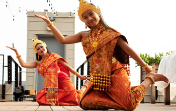 Thưởng thức điệu múa Lào truyền thống