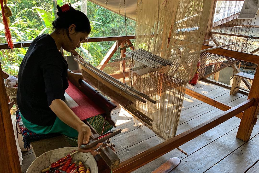 Đồ dệt may Lào