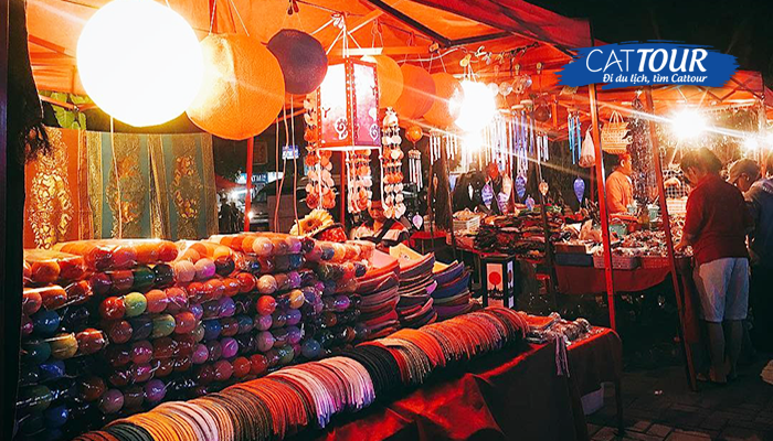 Gian hàng bán đồ lưu niệm Chợ đêm Luang Prabang