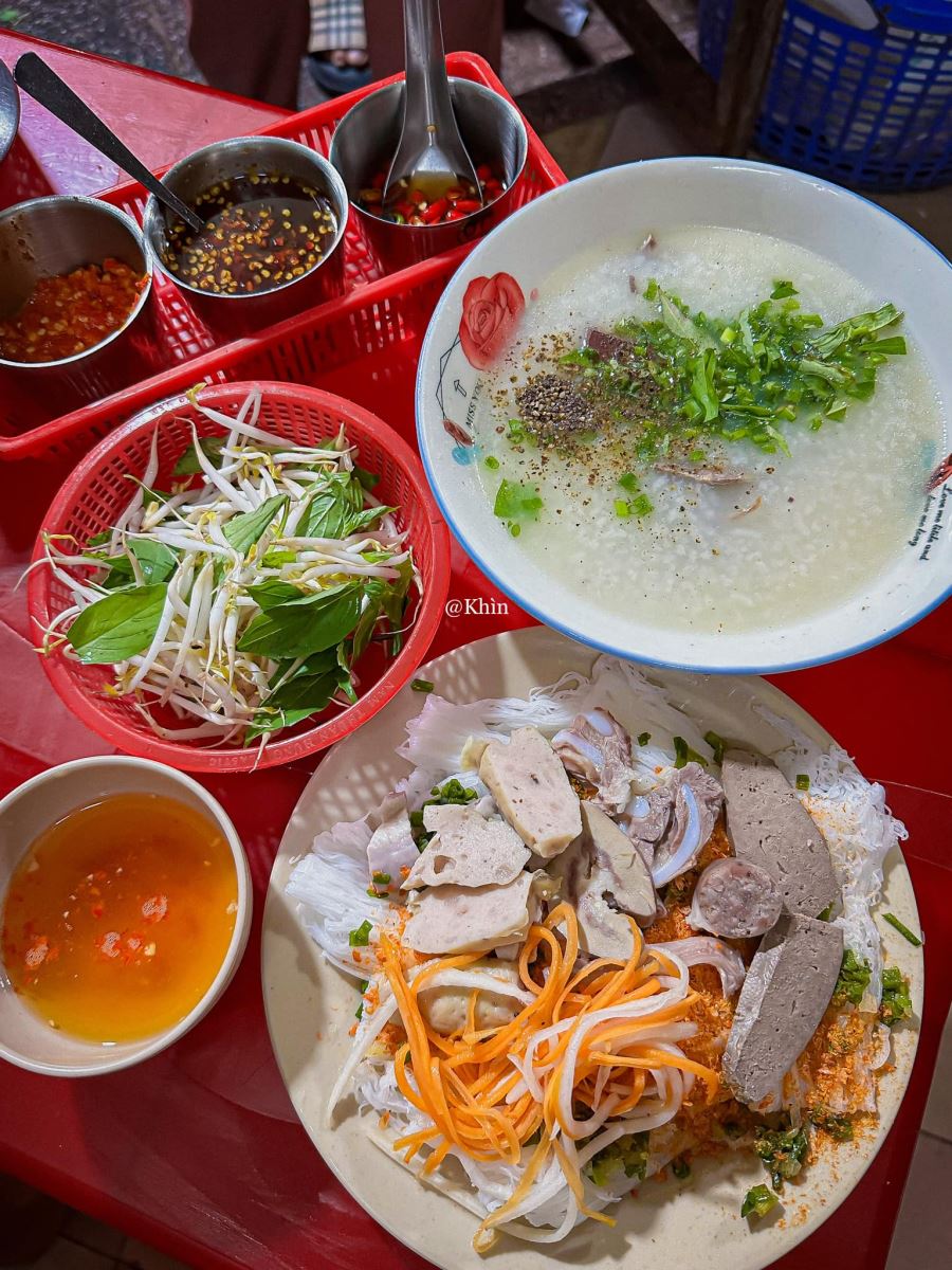 Cháo lòng tại quán Phương cháo lòng - 71 Tháp Bà, thành phố Nha Trang