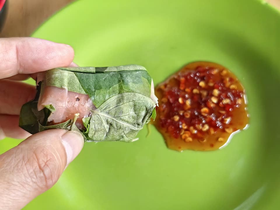 Món nem chua thường được bọc trong lá chùm ruột