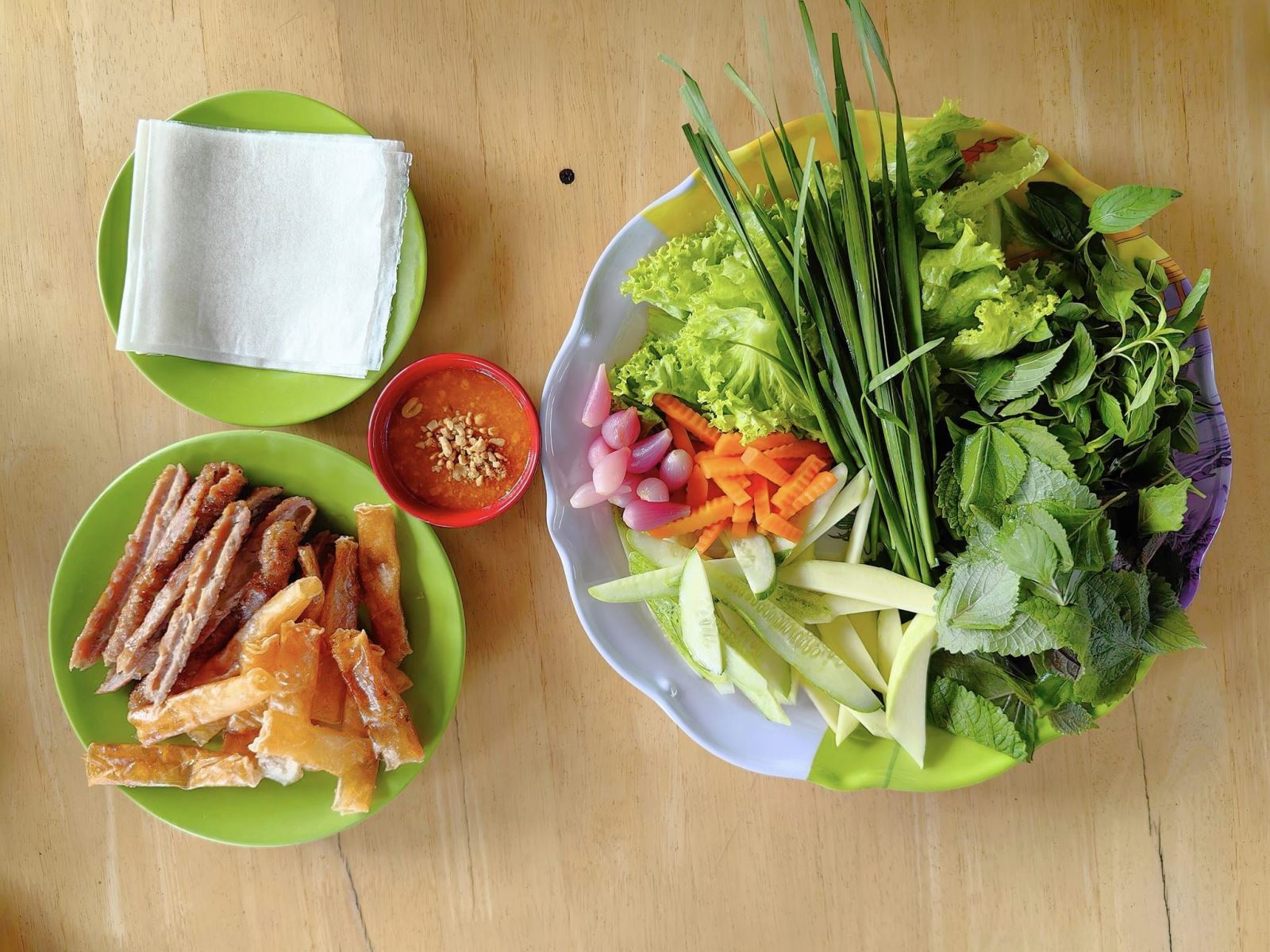 Rau sống chính là món ăn kèm không thể thiếu khi thưởng thức nem nướng Ninh Hòa