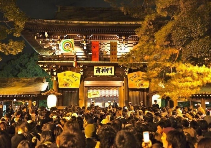 Người Nhật Bản đến chùa đón năm mới