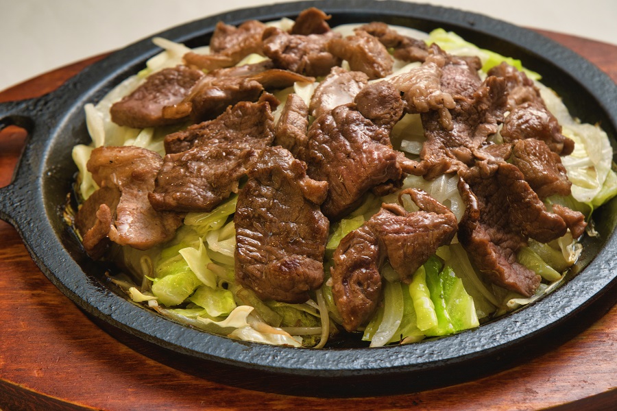 Jingisukan là món thịt cừu và rau củ được nướng trên một chiếc chảo hình dáng đặc biệt