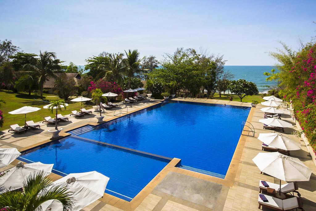 Khu vực bể bơi ngoài trời hướng ra biển của  Victoria Phan Thiet Beach Resort & Spa rất ấn tượng và thoáng đãng với không gian cây xanh mát bên cạnh 