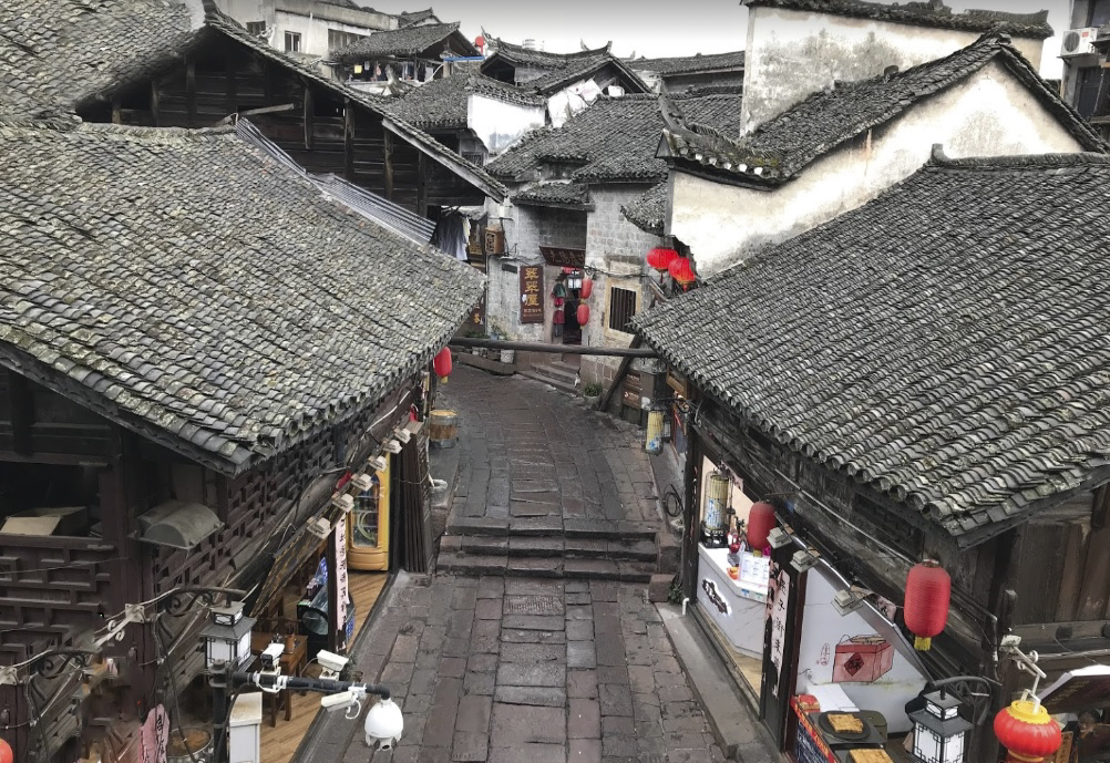 Con đường đi lên tháp cổng phía Đông là khu chợ cổ và các gian hàng của người dân san sát
