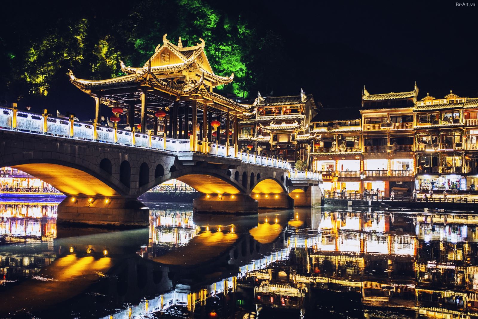 Cầu Hồng Kiều về đêm được tô điểm bằng những ánh đèn rực rỡ