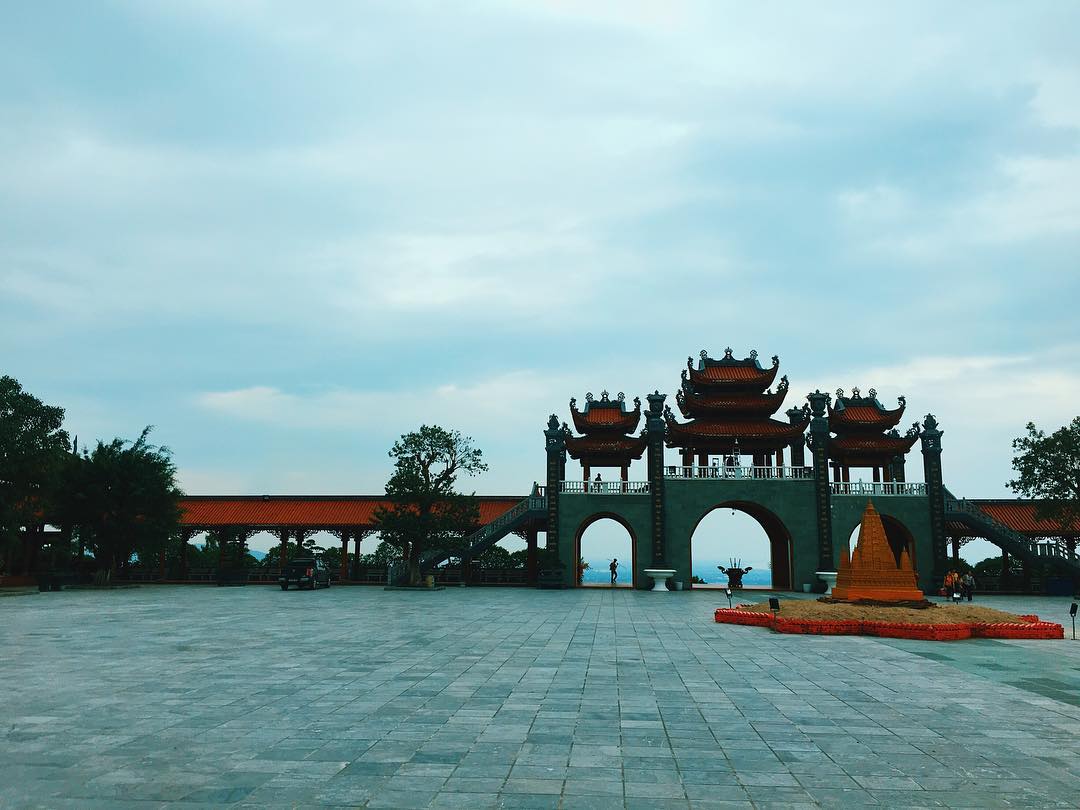 Chùa Ba Vàng là sơn môn thuộc Trúc Lâm Yên Tử, ngôi chùa khang trang, có chính điện tráng lệ