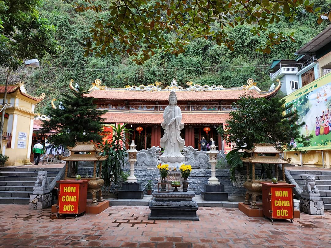Chùa Long Tiên nằm ngay dưới chân núi Bài Thơ nên được rất nhiều du khách đến chiêm bái vào tất cả các ngày trong năm