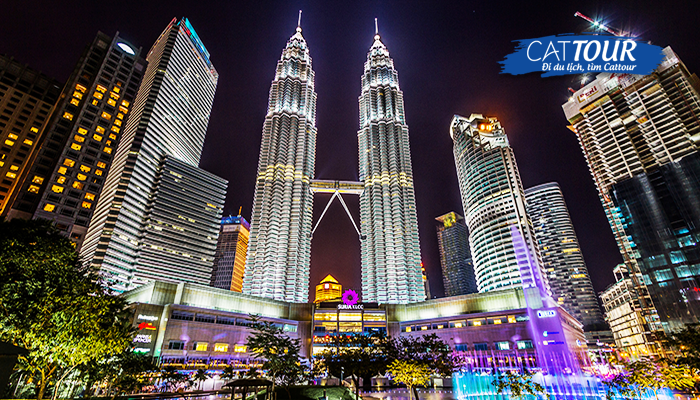  Biểu tượng tháp đôi Petronas Tower sáng đèn về đêm