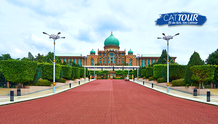 Perdana Putra - tòa nhà làm việc của Thủ tướng Malaysia rất thu hút khách du lịch