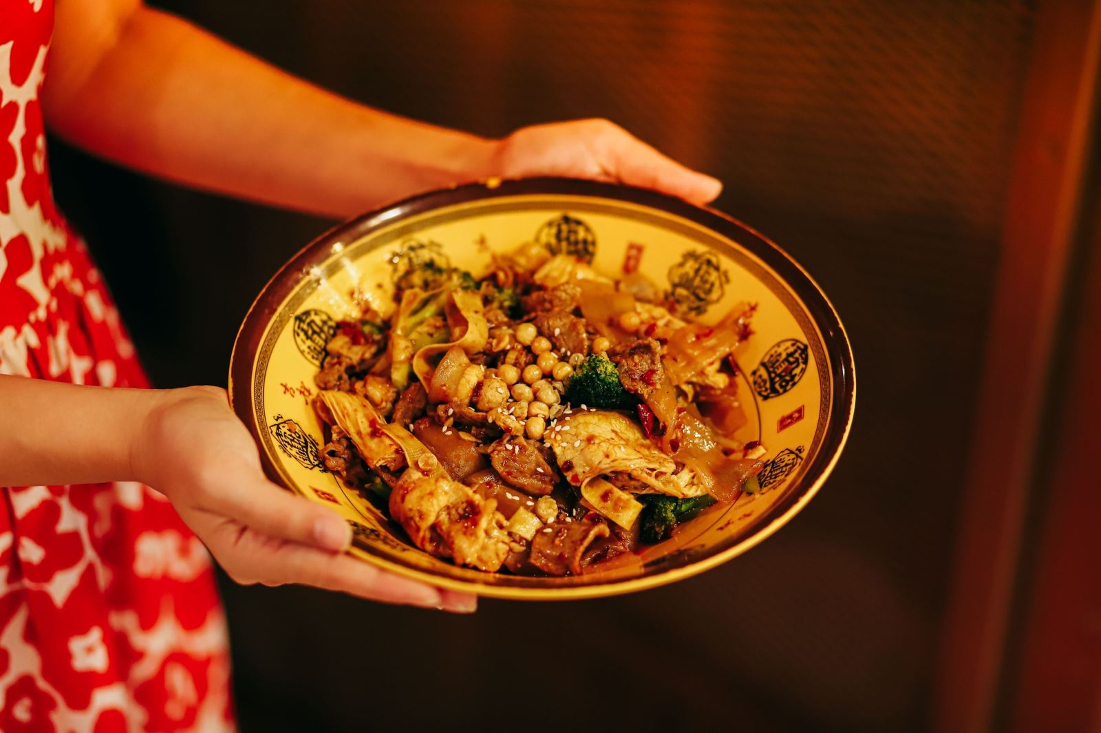 Ở Chinatown, bạn có thể dễ dàng tìm thấy những món ăn ngon, nhất là những món ăn có xuất xứ từ Trung Quốc