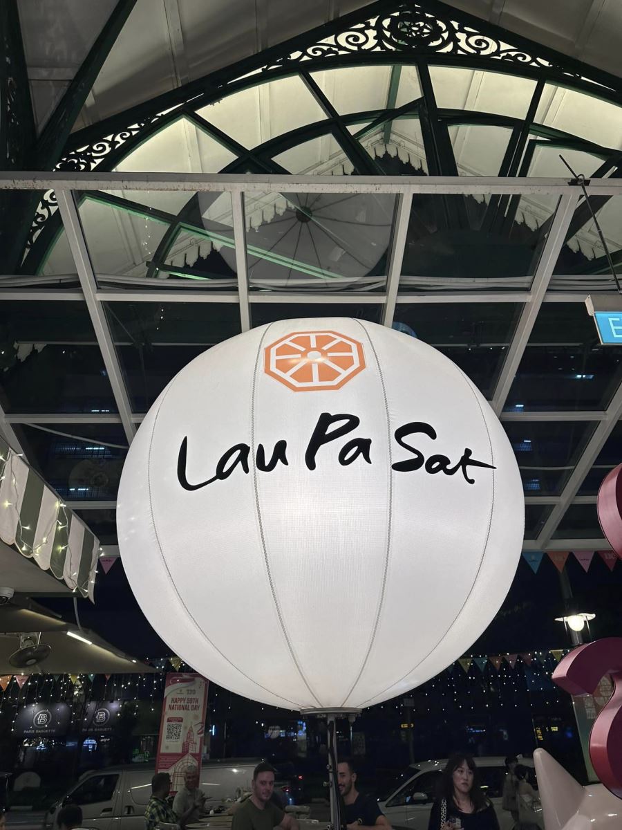 Lau Pa Sat, còn được biết đến với tên gọi Telok Ayer Market, là một trong những khu ẩm thực lâu đời nhất tại Singapore