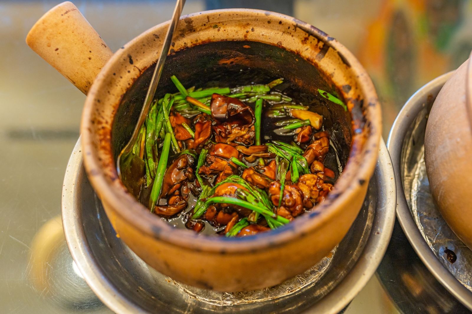 Món ăn được yêu thích nhất ở Newton Food Centre chính là Cháo ếch Singapore