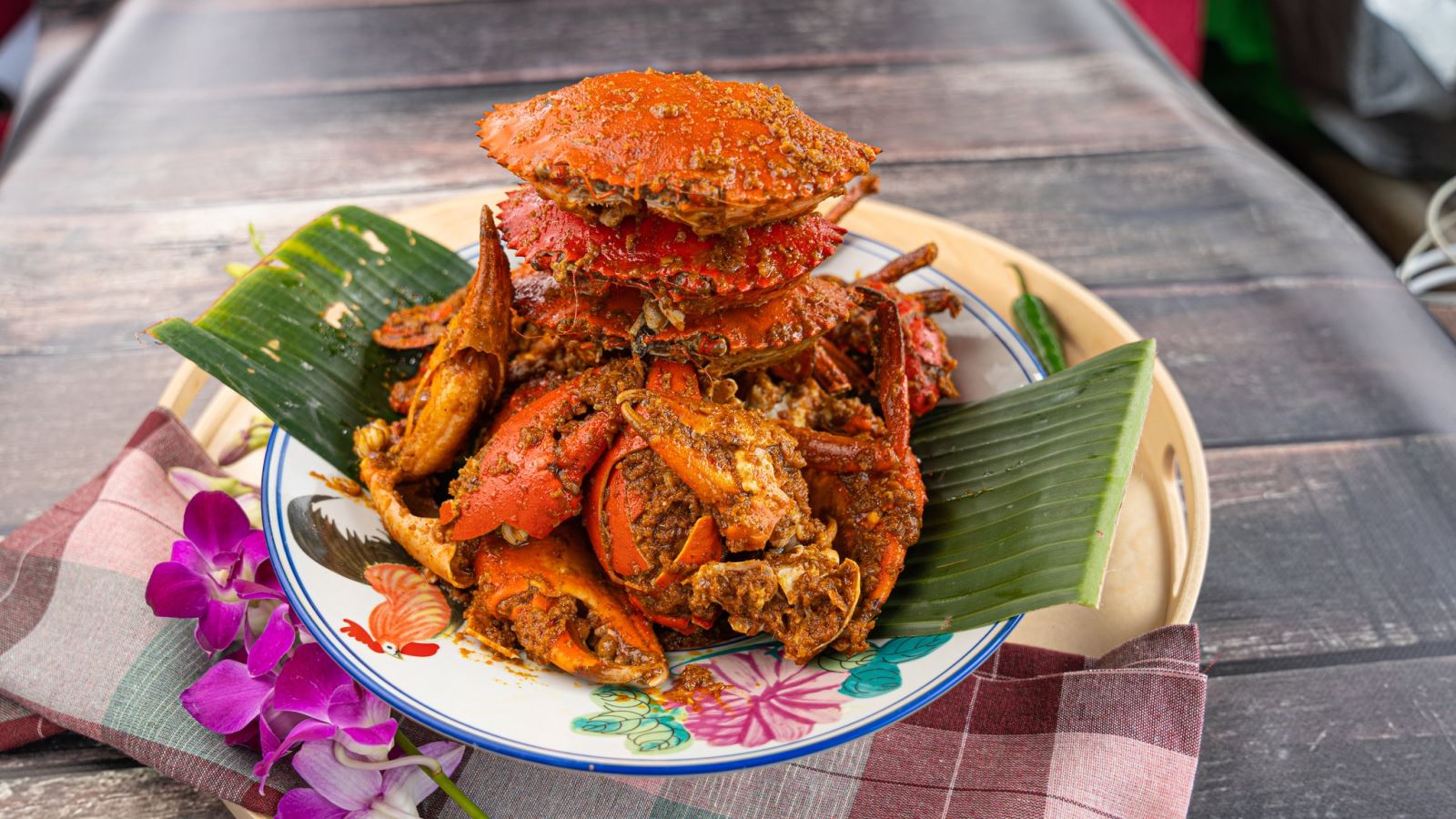 Món ăn nổi tiếng nhất ở Lau Pa Sat chính là cua sốt ớt Singapore