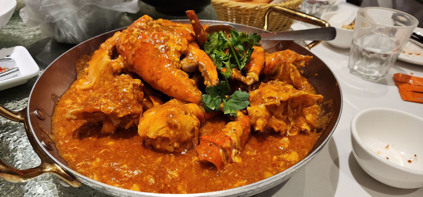 Món cua sốt ớt Singapore chắc chắn là món ăn không thể bỏ lỡ đối với những tín đồ đam mê hải sản