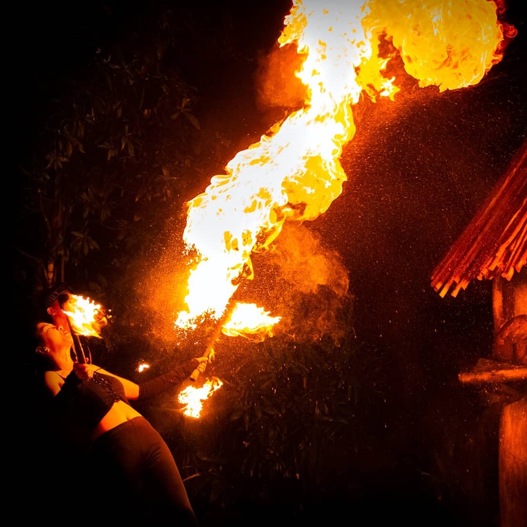 Các màn múa lửa Thumbuakar diễn ra cả ngày từ sáng đến tối tại Singapore Zoo để phục vụ du khách