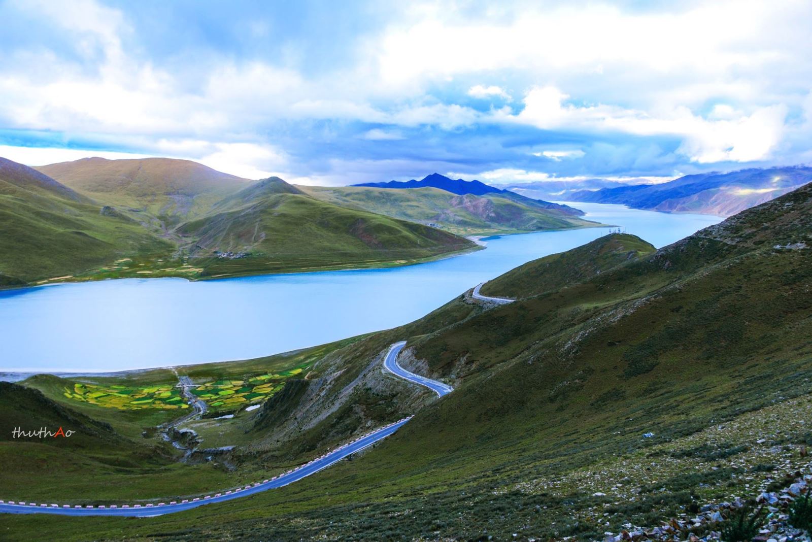 Hồ Yamdrok Tây Tạng