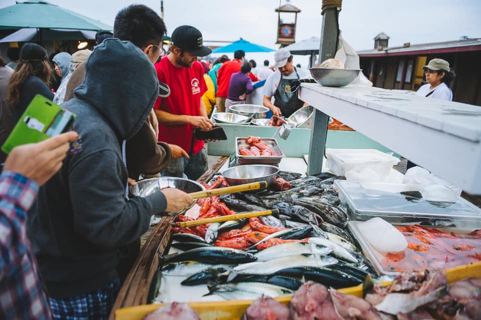 Các quầy hàng hải sản ở chợ Dory thường hết hàng rất nhanh nên bạn phải đi xếp hàng từ sớm
