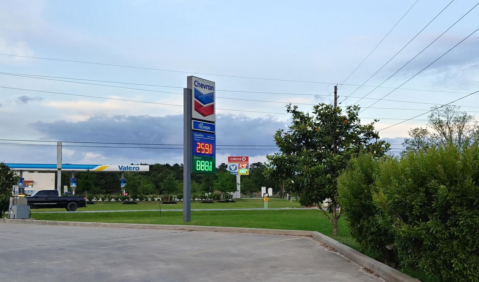 Một cây xăng thường thấy ở ven các con đường bên Mỹ