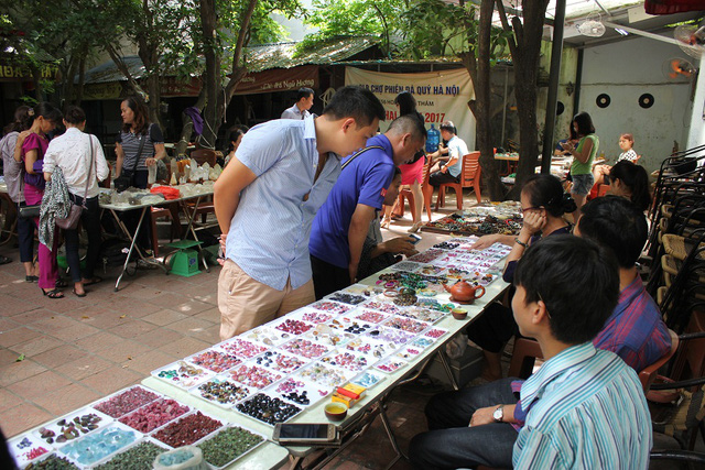 Chợ đá quý Lục Yên đã có từ những thập kỷ 90 và luôn là nơi mua bán, trao đổi đá quý tấp nập nhất ở Việt Nam