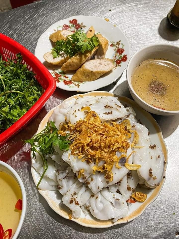 Bánh cuốn chả quế Nam Định trông khá giản dị nhưng lại mang một hương vị rất đặc sắc