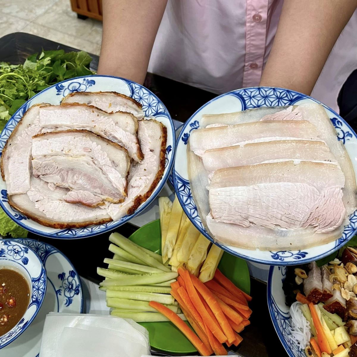 Bánh tráng cuốn thịt heo Đà Nẵng nổi tiếng với sự tinh tế và đơn giản