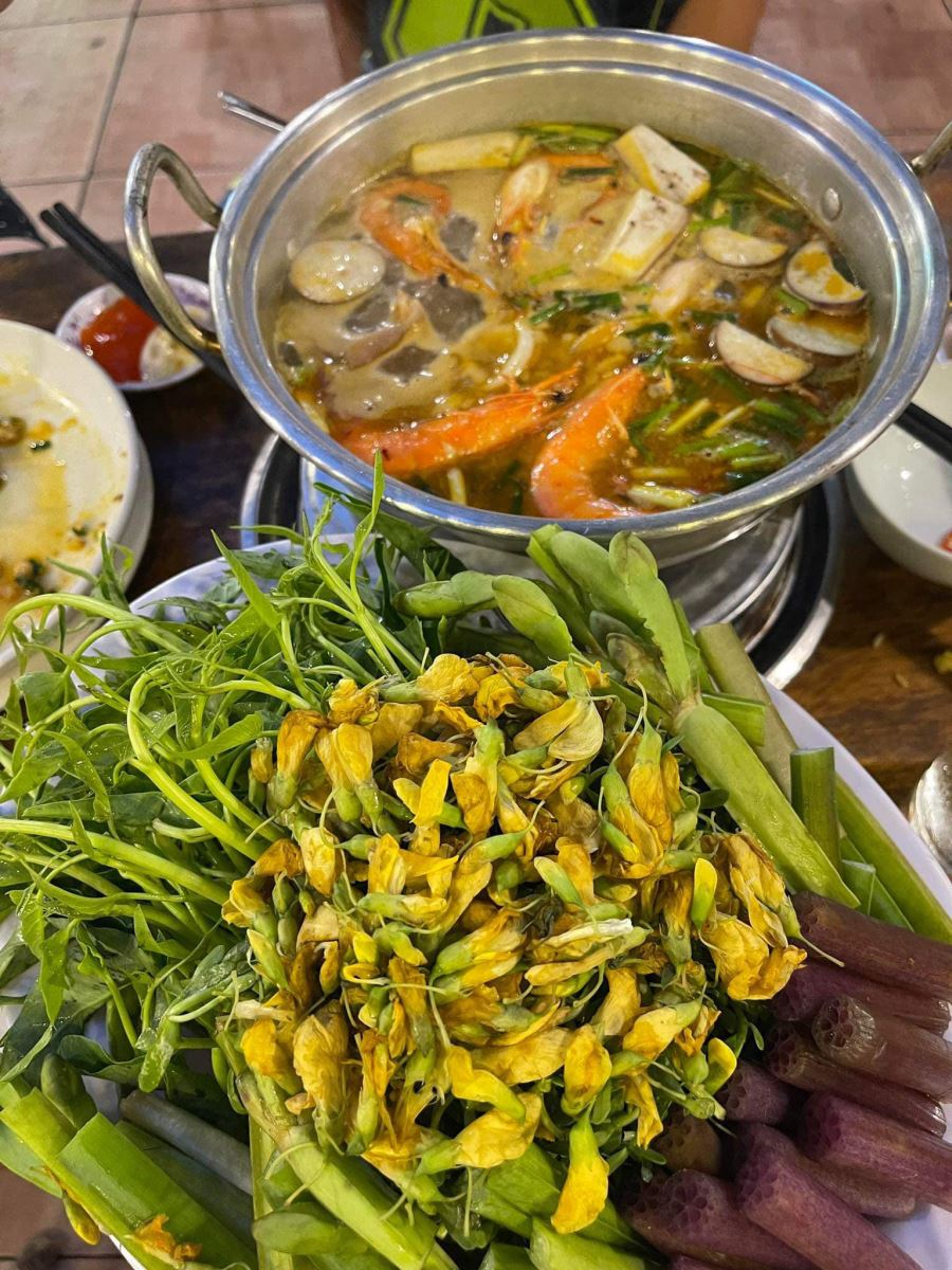 Mắm cá linh miền Tây nổi tiếng là nguyên liệu chính làm nên món ăn trứ danh này