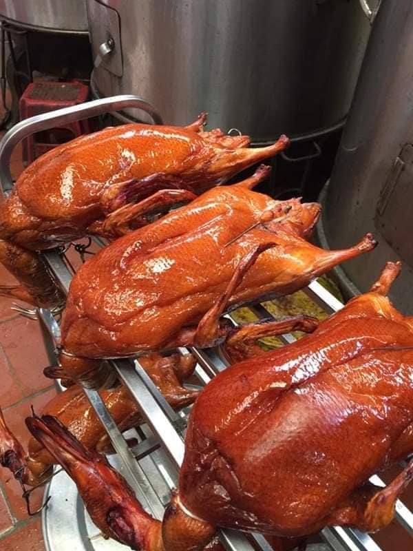 Món vịt quay Lạng Sơn mang hương vị đặc trưng của núi rừng với các loại gia vị độc đáo