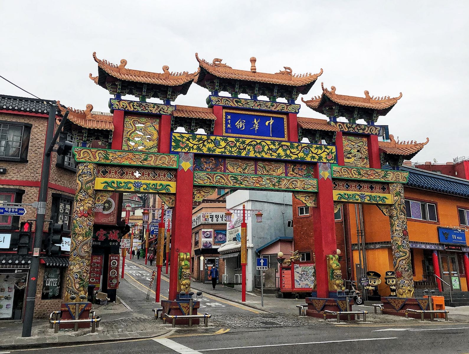Nhìn thấy chiếc cổng này là bạn đã tìm thấy khu phố Chinatown ở Incheon rồi đó!