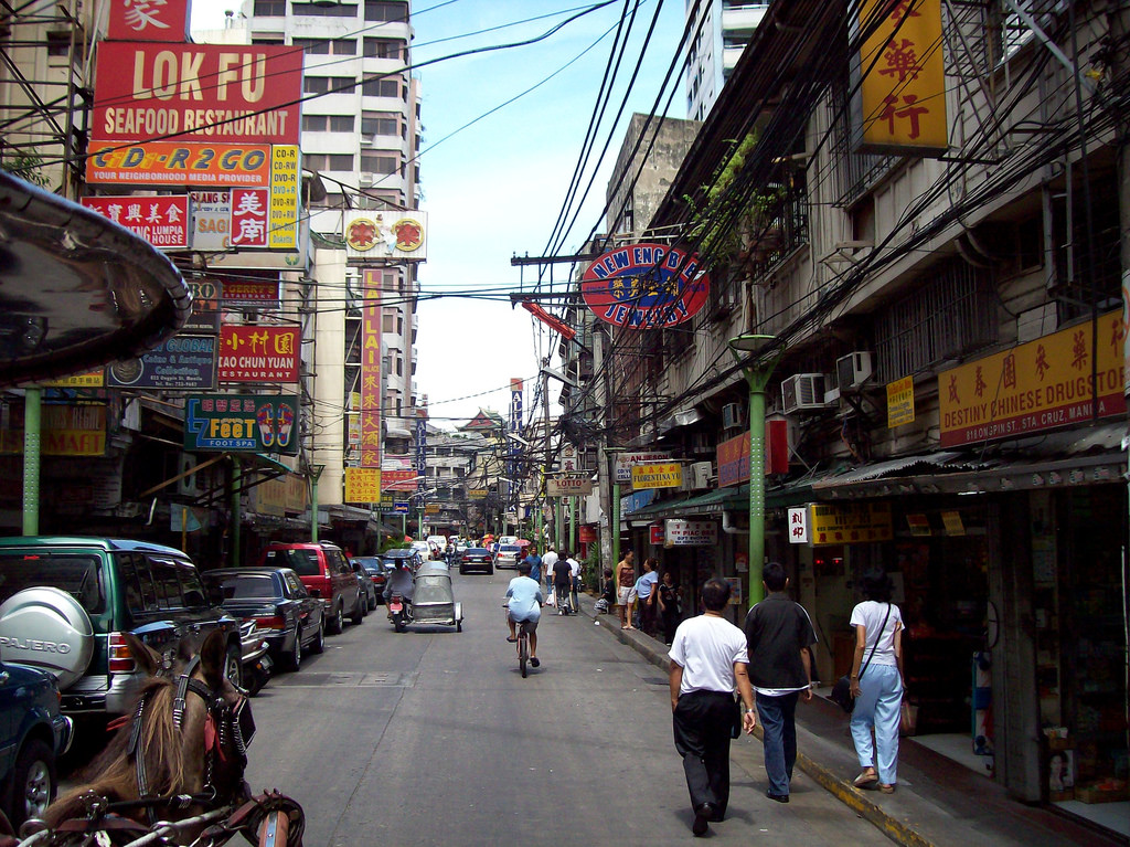 Khu phố Tàu ở Manila lúc nào cũng siêu đông đúc với đủ các loại hàng quán bên trong