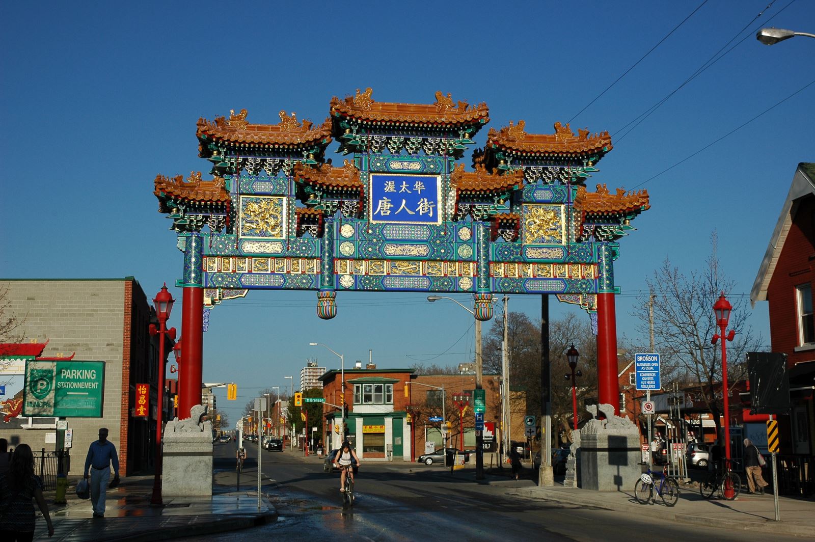 Chiếc cổng đặc sắc ở khu phố Chinatown Ottawa